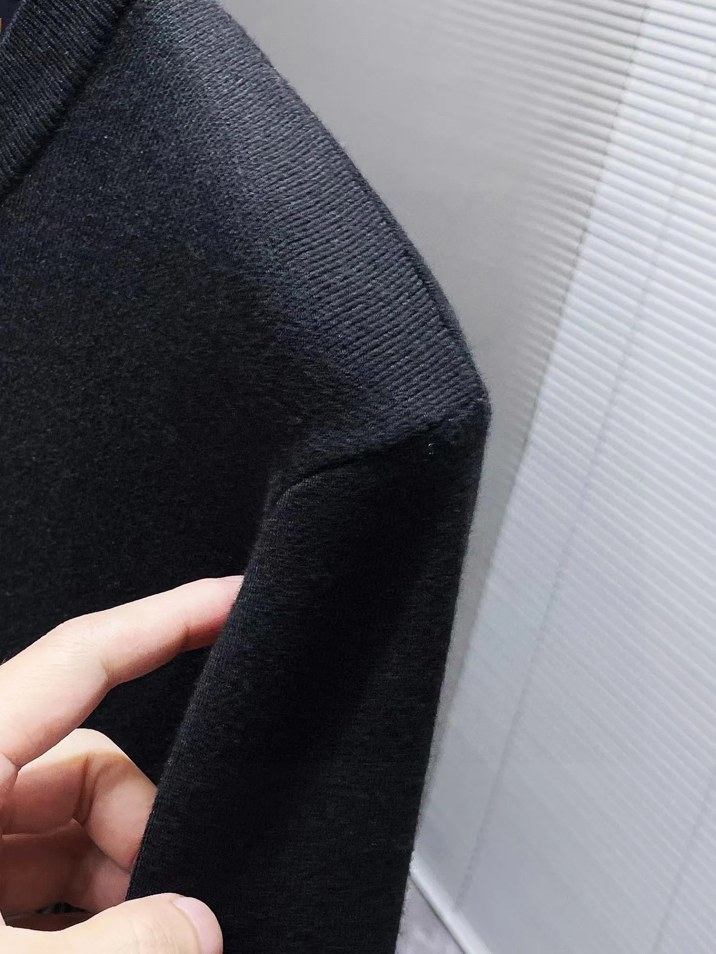 🅿️240 【LV Louis Vuitton】Autumn and winter classic round neck pullover sweater, in full condition! ! ! Wool blended fabric, the latest model in 2025, golden ratio! ! Slim-fitting soft gold, versatile and practical item, the combination and practicality are extremely powerful, simple and elegant, and classy! To create your own style, it is highly recommended to buy it in two colors. The standard slim fit tailoring process is suitable for both young and old men. It is knitted from wool and will not cause any discomfort! While keeping warm, it is stylish, textured and wearable, and the classic logo with contrasting colors on the chest feels in place! ! Recommended for regular customers! ! Size M-3XL (maximum wear: 190 pounds)